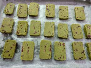 放入铺油纸烤盘。