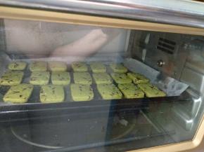 放入预热170度烤箱，上下火中层烤20分钟左右（具体时间根据自家烤箱脾气来调整）