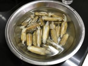 蛏子买回来后用水清洗干净，让其吐尽泥沙。