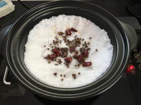 砂锅中放入盐和配料。