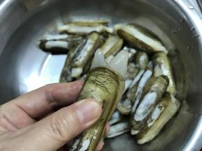 然后用手挤出水份。