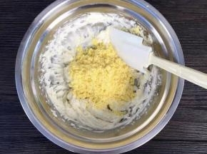 把提前准备好的熟蛋黄过筛