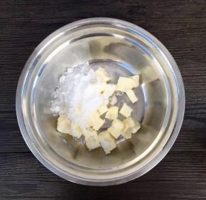 黄油室温软化加细砂糖和盐