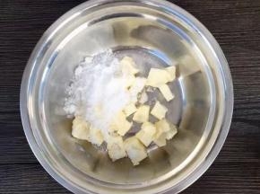 黄油室温软化加细砂糖和盐
