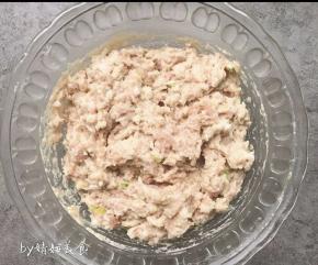 加45g面粉、1个蛋清、盐小半勺、料酒小半汤匙、少许水、蚝油少许、黑胡椒少许、油少许，搅拌均匀再继续搅拌2分钟左右，下锅炸不会散哦！