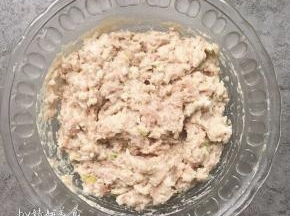 加45g面粉、1个蛋清、盐小半勺、料酒小半汤匙、少许水、蚝油少许、黑胡椒少许、油少许，搅拌均匀再继续搅拌2分钟左右，下锅炸不会散哦！