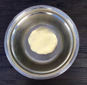 翻拌均匀，揉成面团，此时的面团不会太干也不会太软