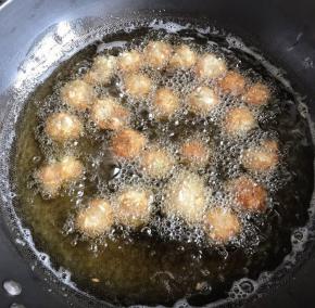 炸至两面金黄捞出控油即可