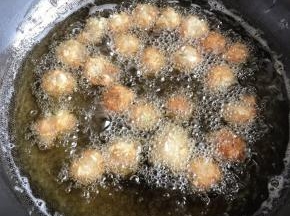 炸至两面金黄捞出控油即可