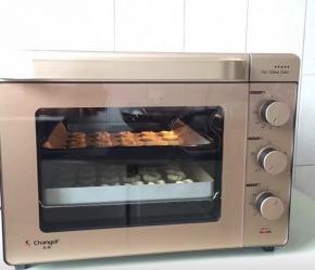 烤箱后旋风预热165度，完后放入食材、烤盘放中上和中下层烤15-20分钟表面微黄即可
（普通烤箱上下火哦，温度、时间仅供参考）