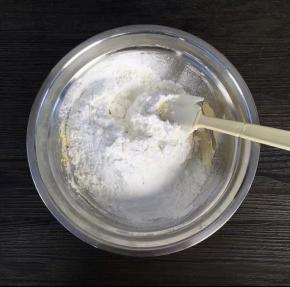 过筛的蛋黄和黄油用切拌刀翻拌均匀，加入过筛的低粉和玉米淀粉