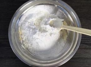 过筛的蛋黄和黄油用切拌刀翻拌均匀，加入过筛的低粉和玉米淀粉