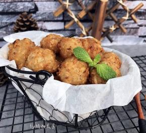 成品1:萝卜切的越细腻，肉剁的像肉糜状，做出来的肉丸口感更佳、外型圆乎乎的。