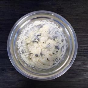 用打蛋器打发至体积蓬松，颜色变浅状态即可