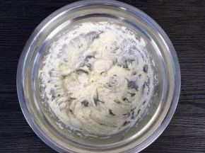用打蛋器打发至体积蓬松，颜色变浅状态即可