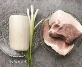 食材准备：葱、白萝卜去皮、肉洗净、鸡蛋一个
温馨提醒：（肉有肥有瘦才好吃，图中肉差不多7分瘦三分肥，口感很好）
