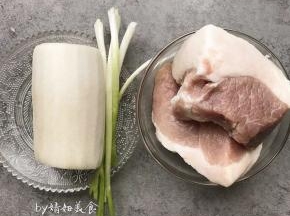 食材准备：葱、白萝卜去皮、肉洗净、鸡蛋一个
温馨提醒：（肉有肥有瘦才好吃，图中肉差不多7分瘦三分肥，口感很好）
