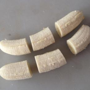 香蕉去皮后切成小段。