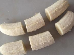 香蕉去皮后切成小段。