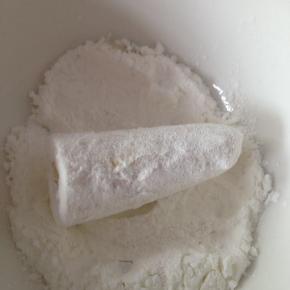 先将香蕉裹一层干淀粉。