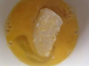再裹一层鸡蛋液。