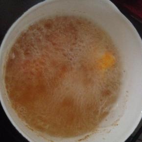 锅内倒入适量食用油，油温5成热时，放入香蕉，当炸制香蕉表面金黄即可。