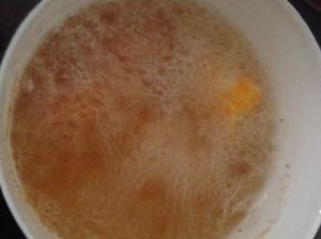锅内倒入适量食用油，油温5成热时，放入香蕉，当炸制香蕉表面金黄即可。