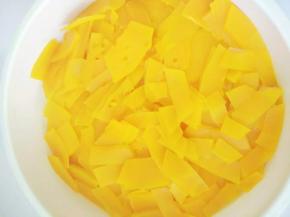 南瓜去皮蒸熟。