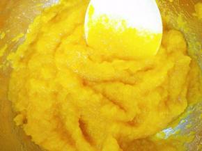 用勺子捣成泥。