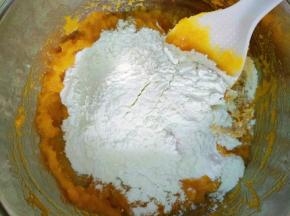 加入面粉和糯米粉。
