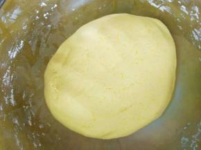 揉成可塑型面团，盖上保鲜膜放置10分钟。