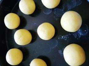 分成等量剂子（30克一个），分别搓成小圆球。