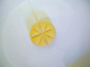 用牙签压出南瓜纹路，侧边也压，纹路尽量压深点。