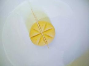 用牙签压出南瓜纹路，侧边也压，纹路尽量压深点。