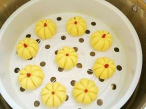 蒸笼上抹上少许植物油防粘，摆入小南瓜。