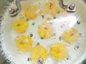 冷水入锅，烧开上汽后转文火蒸15分钟。关火焖5分钟即可出锅。
