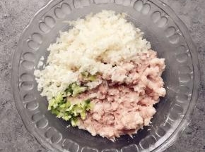 肉剁肉糜状，葱切碎，白萝卜切碎