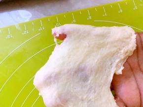 加入玉米油，揉均匀，多揉一会，让面团光滑，可以撑出薄一点的手套膜，破洞处呈锯齿状