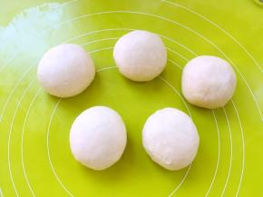 将面团分成5等份，松弛半个小时至面团发酵