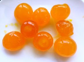 咸蛋黄用玉米油加朗姆酒泡半个小时，之后入烤箱170度烤5分钟