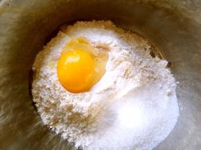 面粉加酵母、砂糖、一颗蛋黄、130克水活成棉絮状