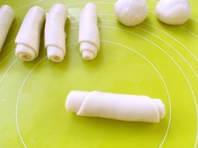 之后卷起来，盖保鲜膜松弛15分钟