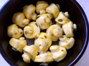 蛋黄打散，均匀的涂一层，烤箱预热170度烤20分钟，表面上色即可