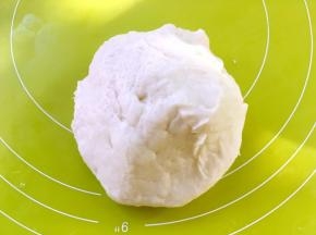 混合水油皮材料，活成面团，揉至光滑状态