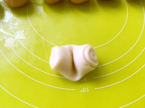 将松弛好的牛舌卷从中间压一下