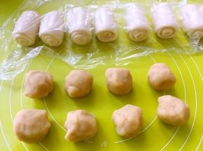 松弛牛舌卷的时间，将莲蓉馅分成8等份