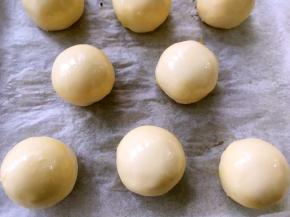 烤箱预热180度，蛋黄酥表层刷上全蛋液