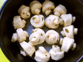 我用的8寸不粘模具，底下铺上裁好的油纸，将卷好的面团均匀的铺好，先铺外围，最后竖着摆中间的四块