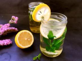 加入开水，搅拌至黄冰糖融化