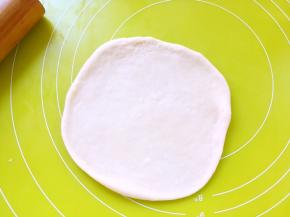 将发酵的面团排气，擀成圆片